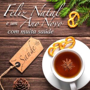 Cartão digital para nutricionista enviar para seus pacientes, Foto de xícara de chá em cima de uma mesa de madeira com uma etiqueta escrito "saúde", enfeites de natal como uma finha e folhas de pinheiro