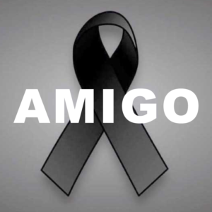 Imagem com foto de fita de luto preta com a palavra "AMIGO" na cor branca par perfil