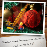 Mensagem de Natal com bolinha de árvore de Natal e boneco construtor montando a árvore. Frase curta de Natal
