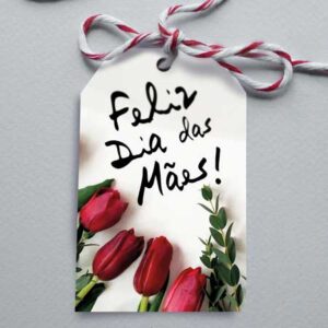 Tags Dia das Mães, formato retangular, com a frase "Feliz Dia das Mães"e foto de botões de rosa.