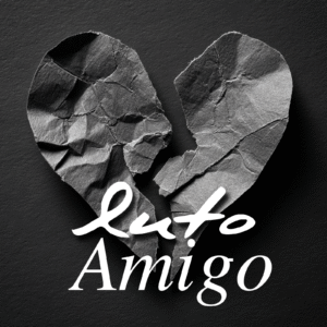 Imagem de coração de papel sobre um fundo preto com as palavras "luto amigo" ideal para foto do perfil