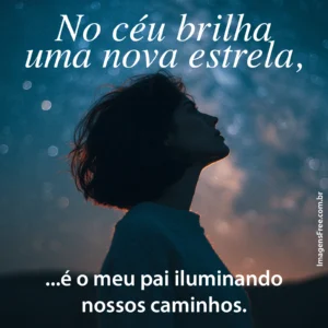mulher olha para céu estrelado e frase de luto pai sobre pai iluminando nossos caminhos