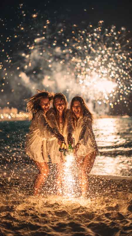 Gif animado de amigas jovens e bem vestidas sorrindo e levantando taças de champanhe.