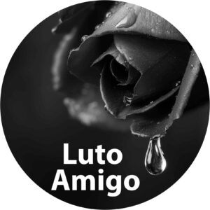 Fodo de rosa negra com gotas de orvalho. Uma das gotas cai da flor como uma lágrima. Formato redondo para Perfil.