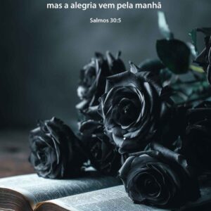 Foto de Bíblia com buquê de rosas pretas estão em cima de uma mesa de madeira, parede de pátina negra. Versículo na foto salmo 30:5.