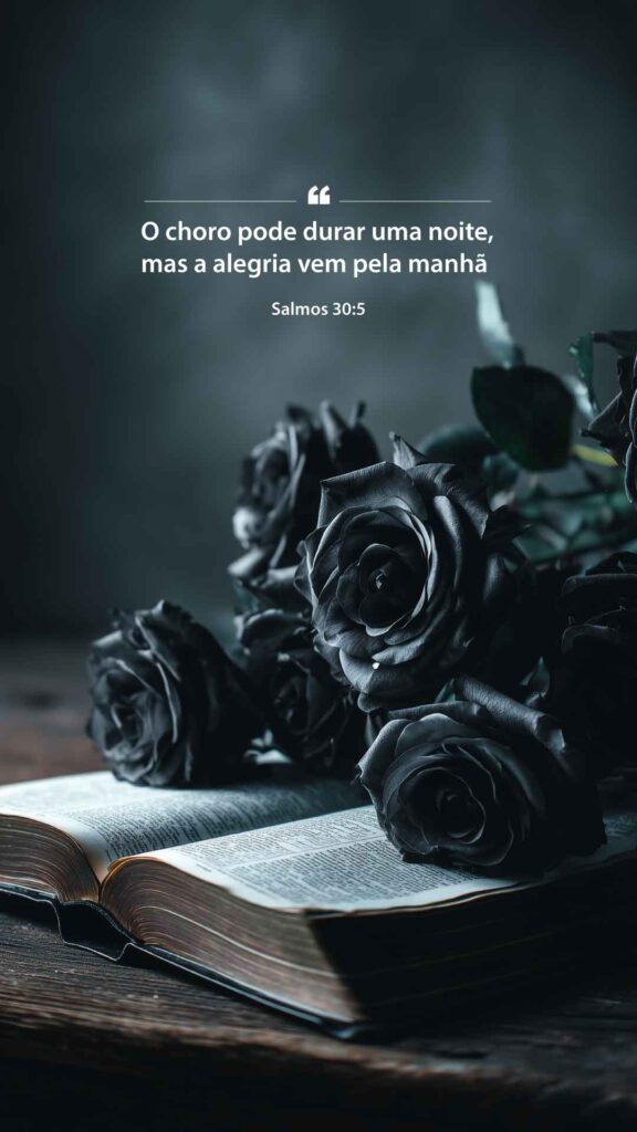 Foto de Bíblia com buquê de rosas pretas estão em cima de uma mesa de madeira, parede de pátina negra. Versículo na foto salmo 30:5.